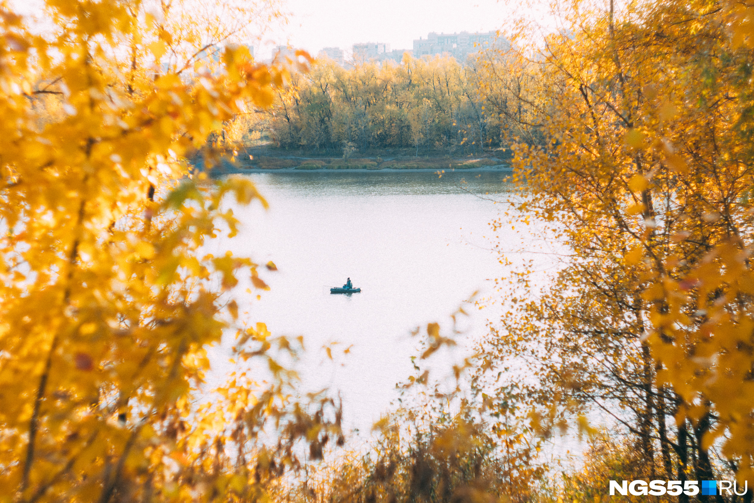 Осень — прекрасная пора для рыбалки! Можно заниматься любимым делом и любоваться красотой вокруг одновременно