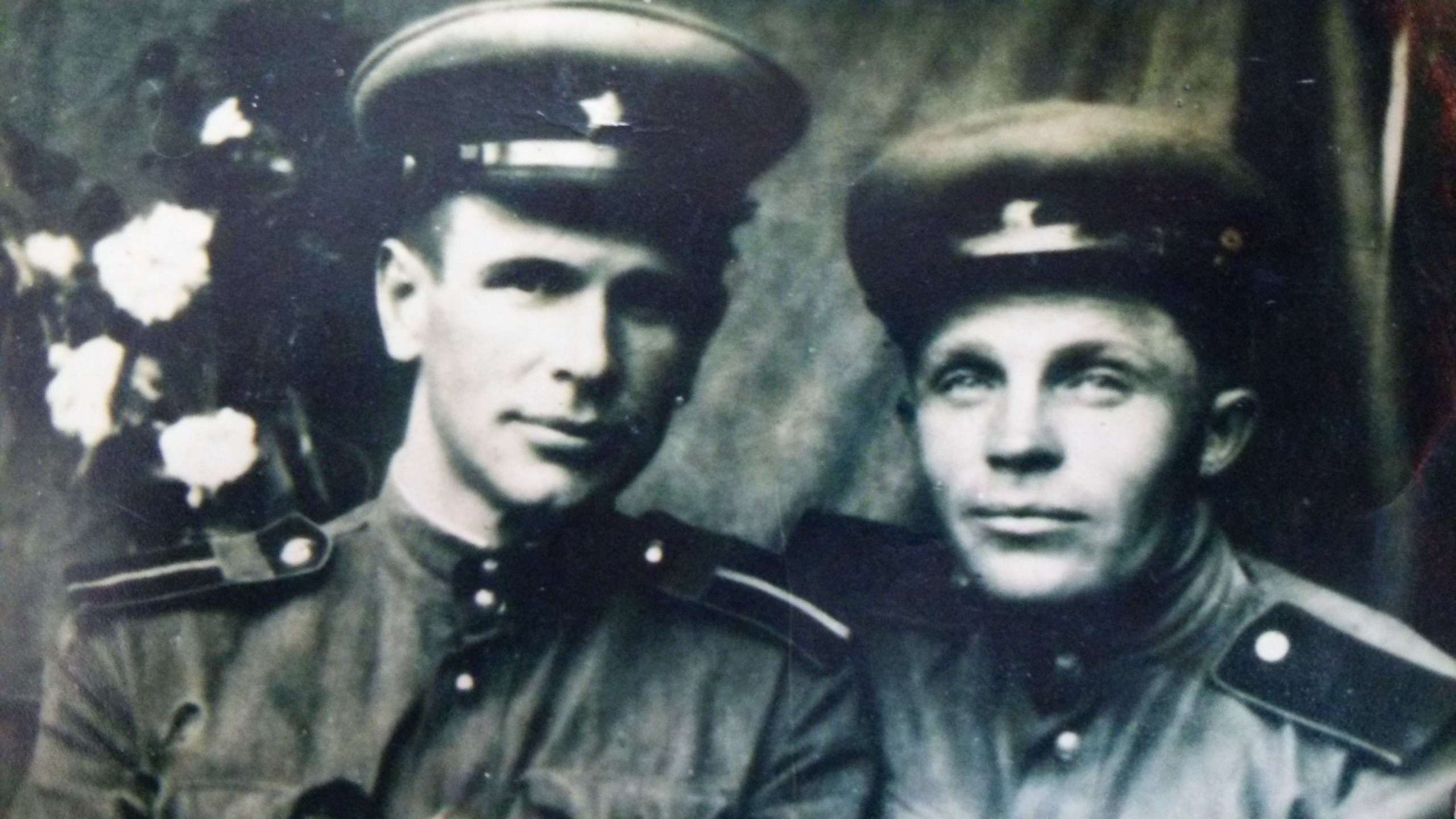 Филипп Юшков (справа) с другом по имени Александр, <nobr class="_">1943 год</nobr>