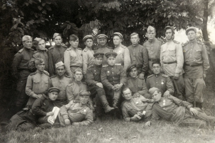 На этом снимке запечатлена 96-я танковая бригада. Эти солдаты участвовали в форсировании Днепра, Буга, Днестра и Дуная. Николай Александров — четвёртый слева во втором ряду<br> На этом снимке запечатлена 96-я танковая бригада. Эти солдаты участвовали в форсировании Днепра, Буга, Днестра и Дуная. Николай Александров — четвёртый слева во втором ряду<br>