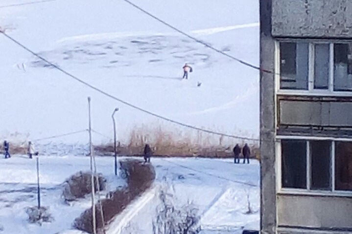 Тот самый лыжник, который храбро катит на лыжах по тонкому льду, чтобы помочь замерзающей птице Тот самый лыжник, который храбро катит на лыжах по тонкому льду, чтобы помочь замерзающей птице