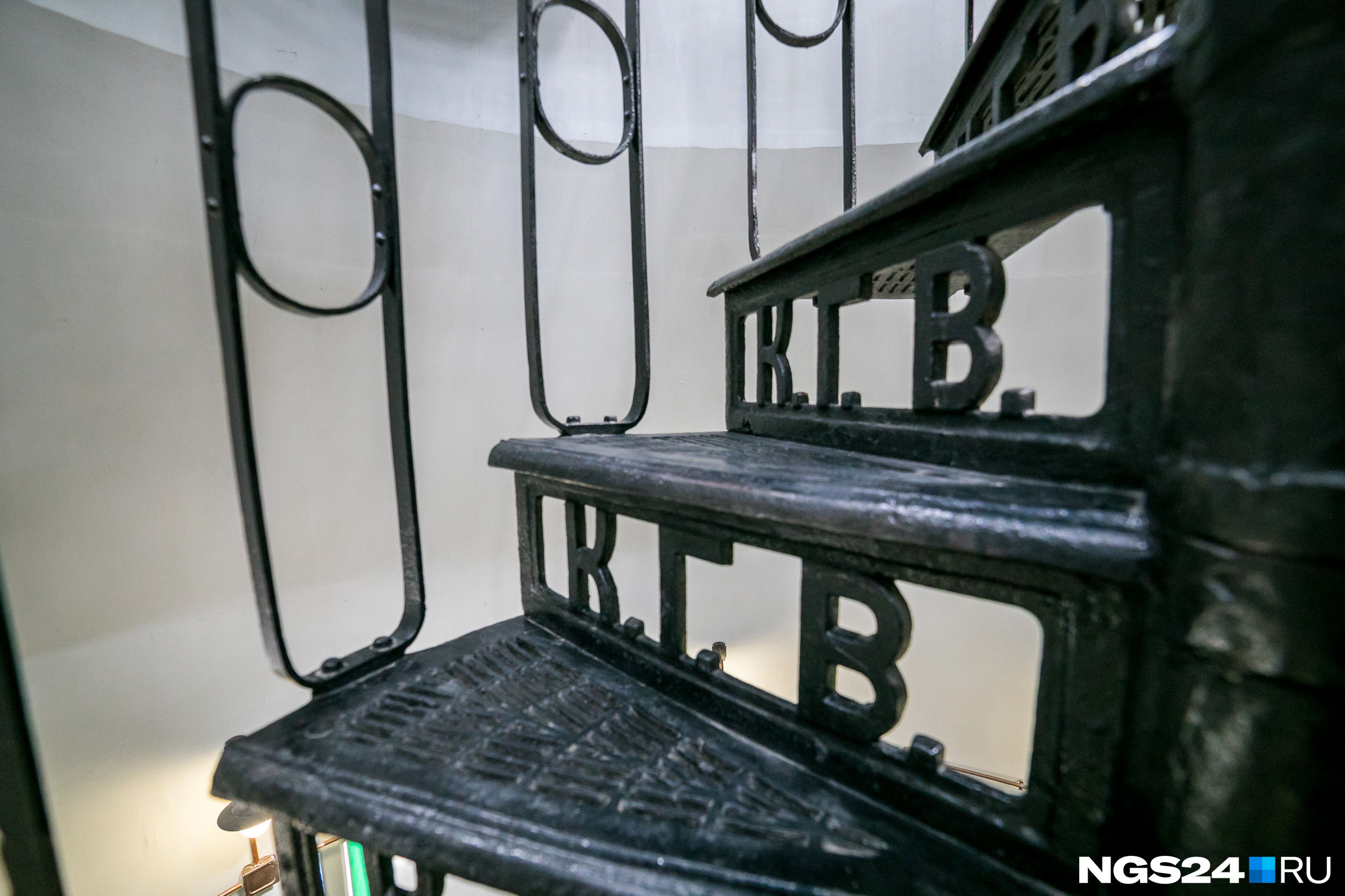 Чугунная лестница для красноярского городского водопровода (КГВ) изготовлена по спецзаказу в 1913 году и прослужит, наверное, еще несколько веков