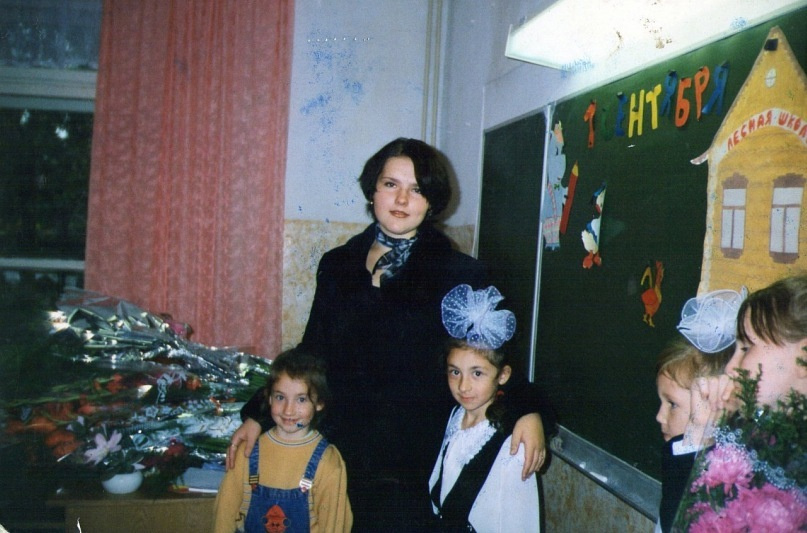Многим младшеклассницам того времени делали на 1 сентября банты на самый вверх головы. Маша говорит, что ее дико бесила такая прическа и этот бант. Но что было поделать — так ходили почти все дети Многим младшеклассницам того времени делали на 1 сентября банты на самый вверх головы. Маша говорит, что ее дико бесила такая прическа и этот бант. Но что было поделать — так ходили почти все дети