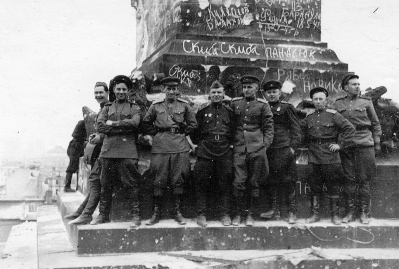 Это фото связист Борис Ваулин <a href="https://www.e1.ru/news/spool/news_id-52964961.html" target="_blank" class="_">сделал в Берлине</a> Это фото связист Борис Ваулин <a href="https://www.e1.ru/news/spool/news_id-52964961.html" target="_blank" class="_">сделал в Берлине</a>
