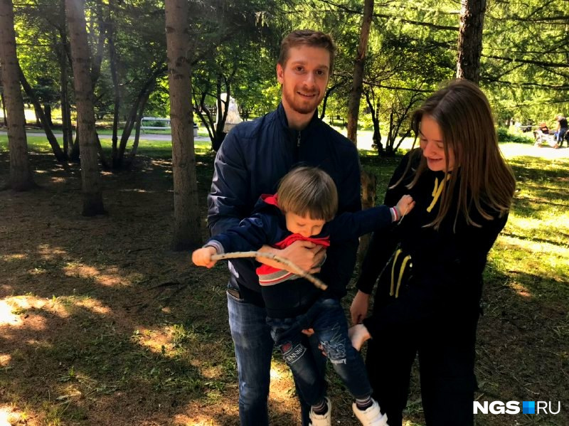 Олег максимум иногда гуляет вместе с женой и ребёнком в парке, а так он соблюдает режим самоизоляции 