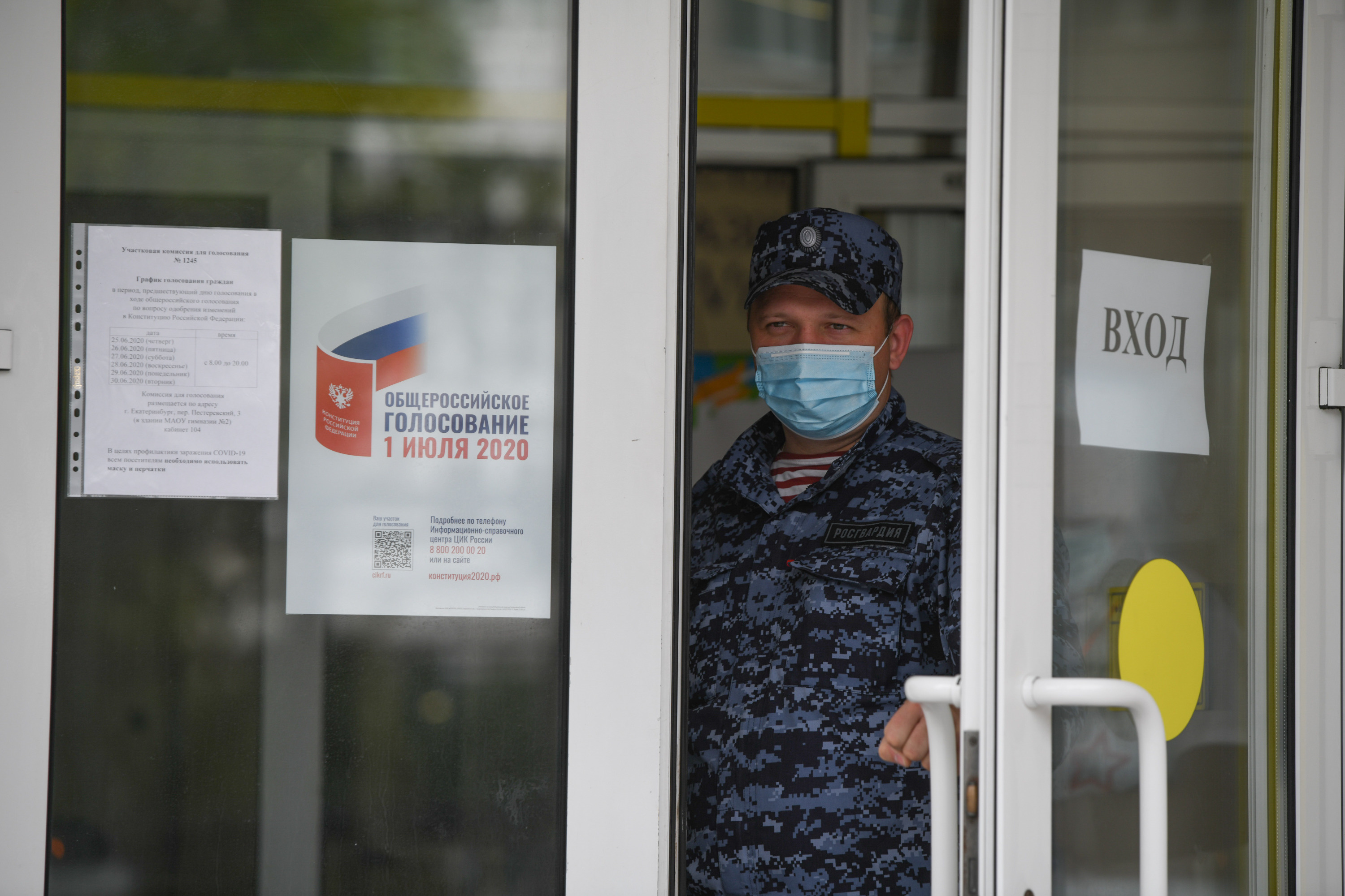 При входе на каждый избирательный участок дежурят полиция и Росгвардия