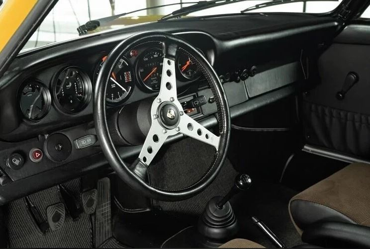 Салоны классических Porsche 911 были аскетичны
