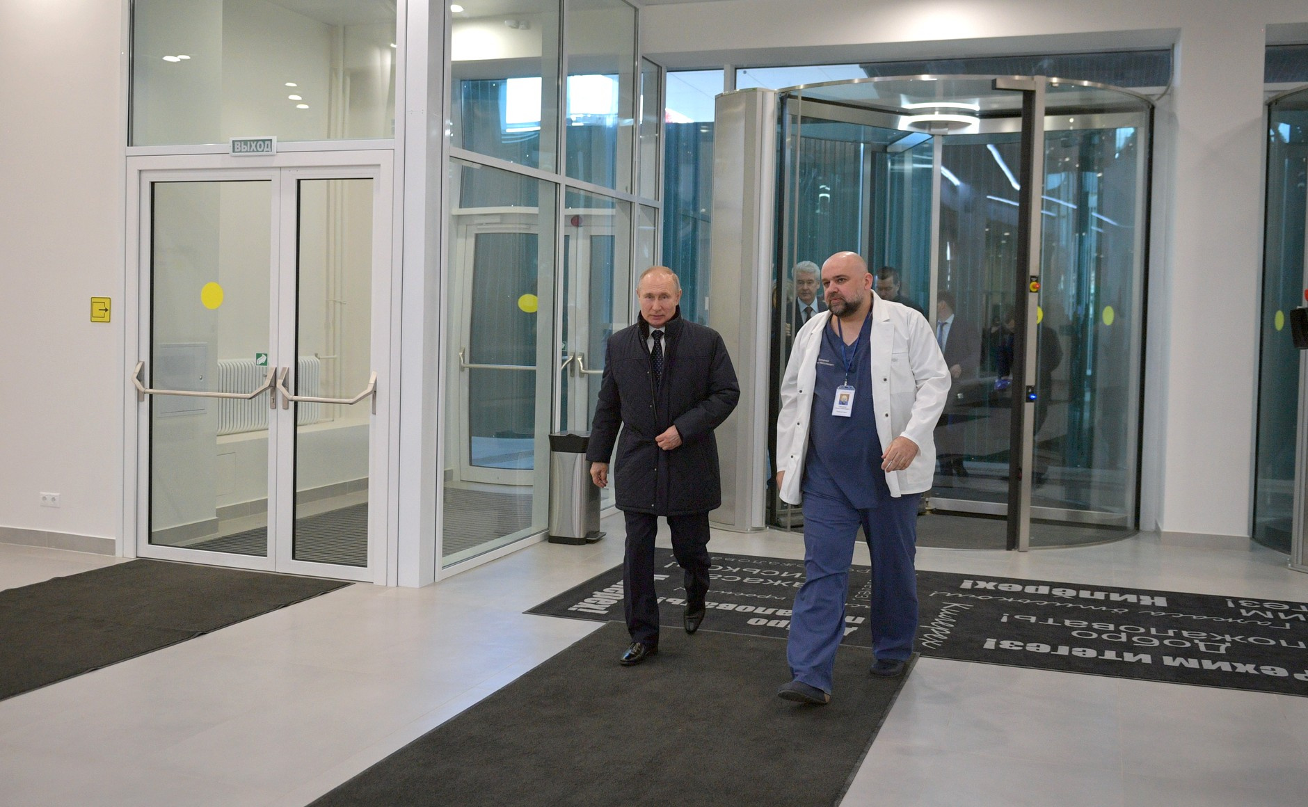 Неделю назад Проценко встречался с Путиным. Расстояние между ними явно меньше 1,5 метра