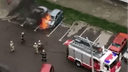 В Ярославле среди бела дня сгорели три автомобиля. Видео