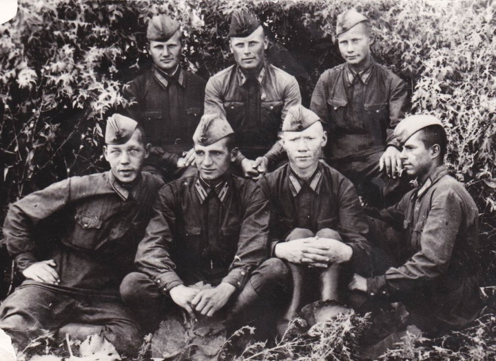 Виктор Харламов (второй слева в первом ряду) с боевыми товарищами