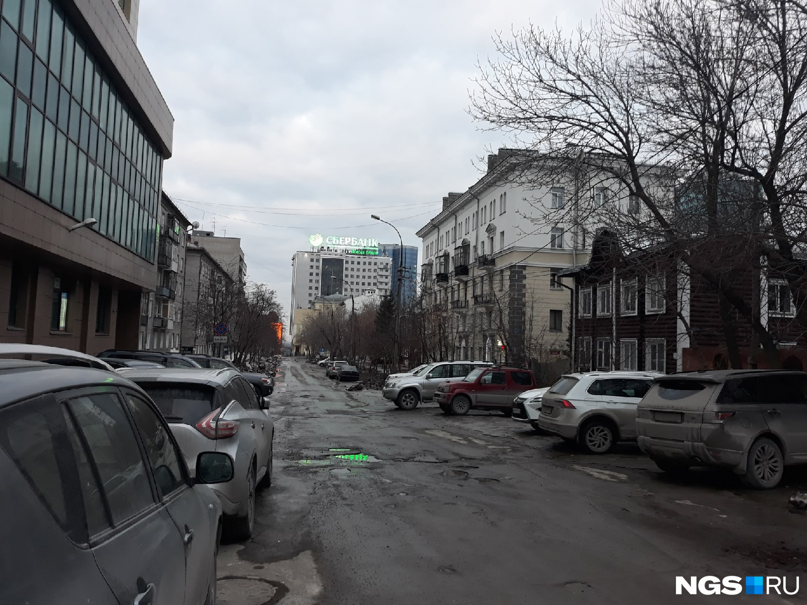 На улицах центра пока пустынно и пасмурно На улицах центра пока пустынно и пасмурно