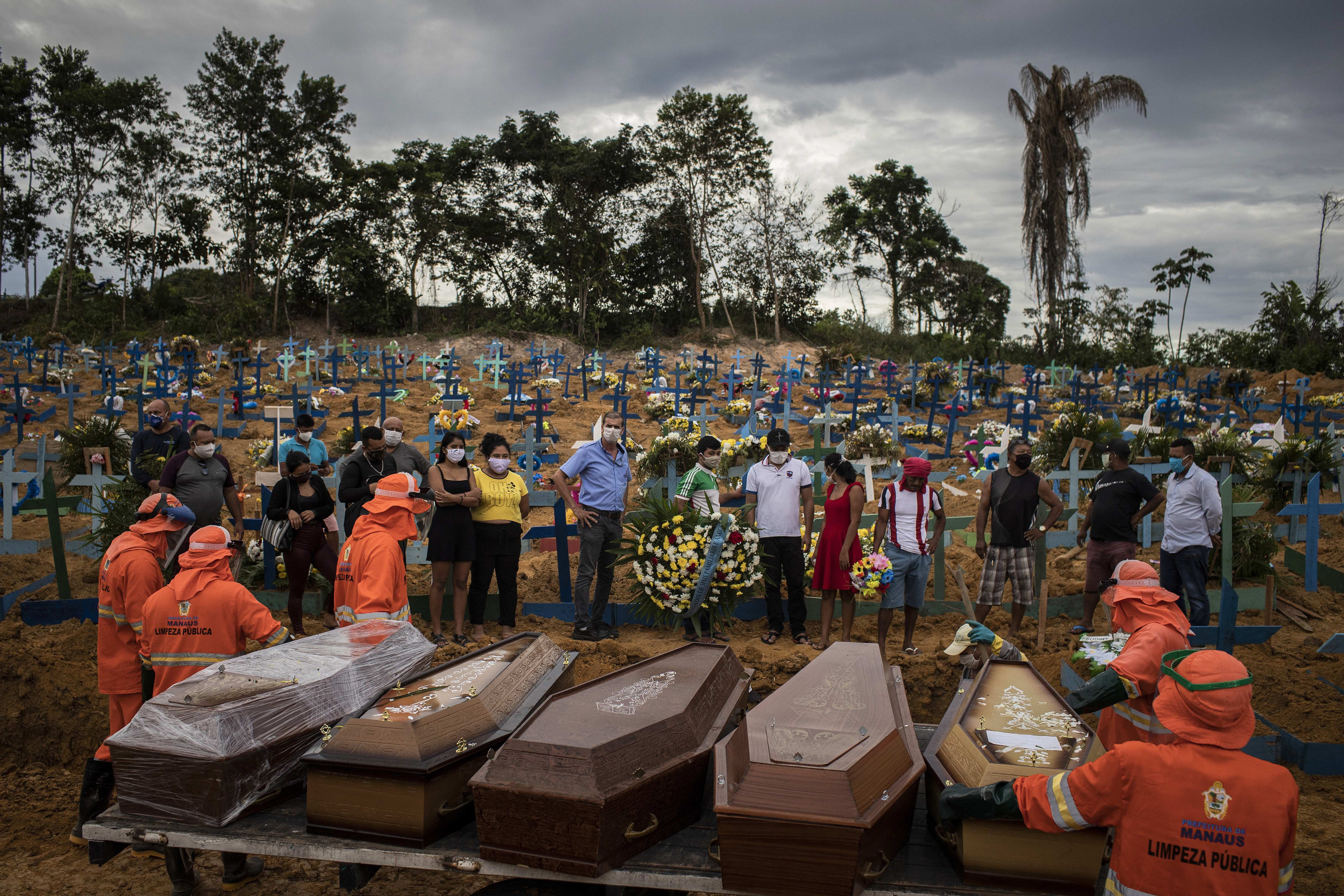 Похороны жертв коронавируса на кладбище Nossa Senhora Aparecida в бразильском Манаусе&nbsp;