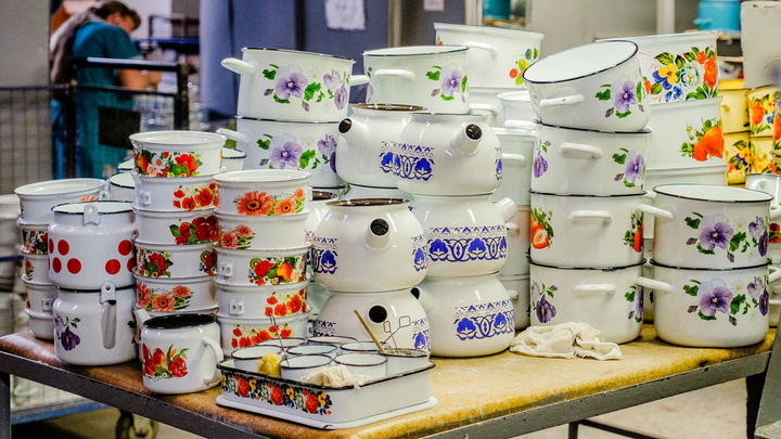 Эмалированную посуду начали делать первыми в стране, а недавно купили оборудование из «Списка Шиндлера». Репортаж с лысьвенского завода