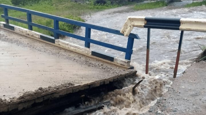 Разрушены мосты, часть жителей эвакуирована: в двух районах края сильный паводок