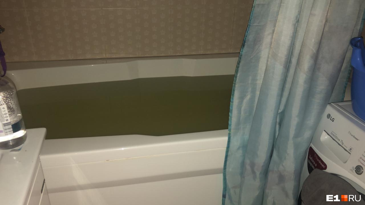 Ванна в квартире Владимира до сих пор стоит наполненная. Воду так никто и не слил