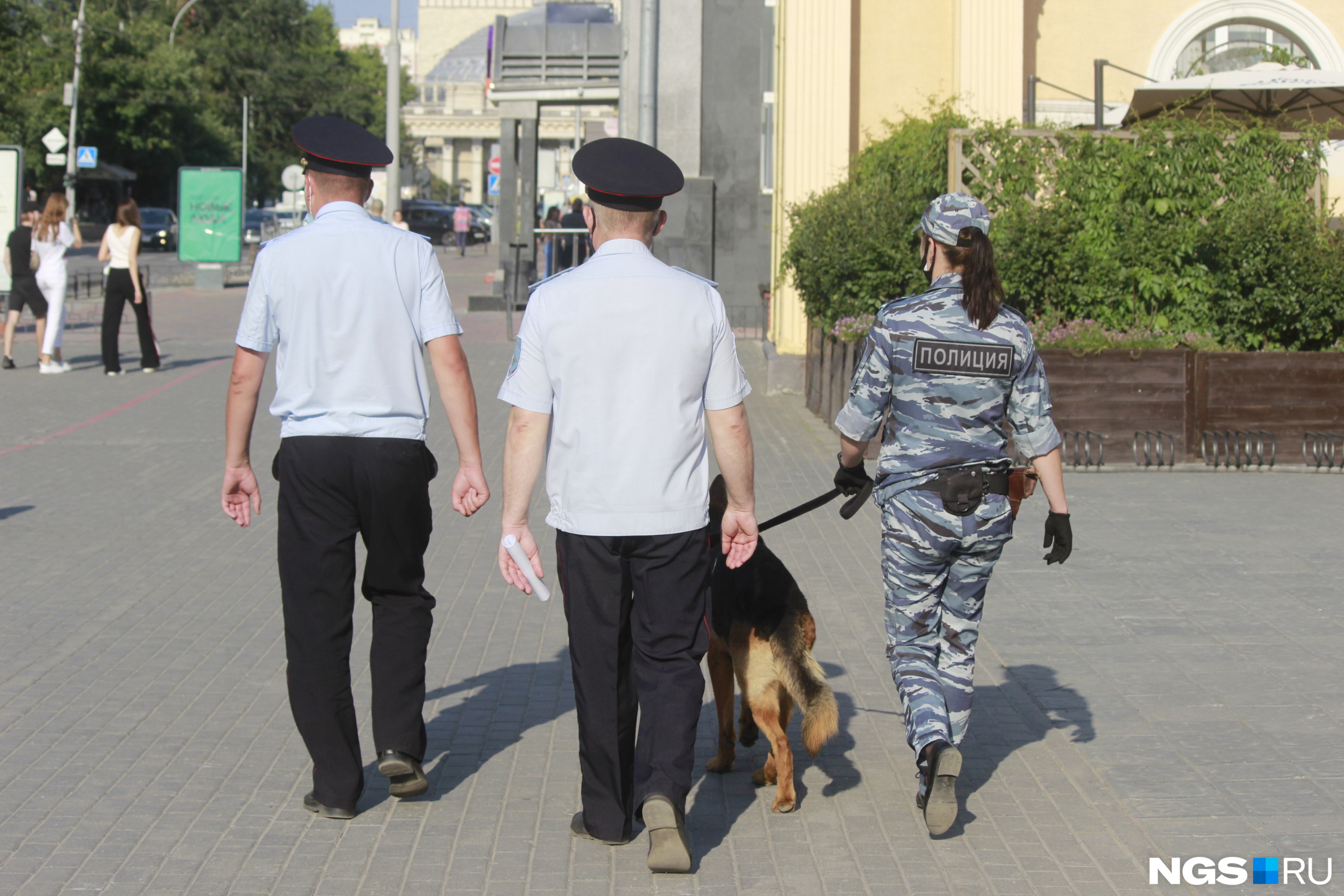 Почему много полиции. Полицейский патруль на улице. Патрулирование улиц. Патрулирование полиции. Патрулирование улиц полицейскими.