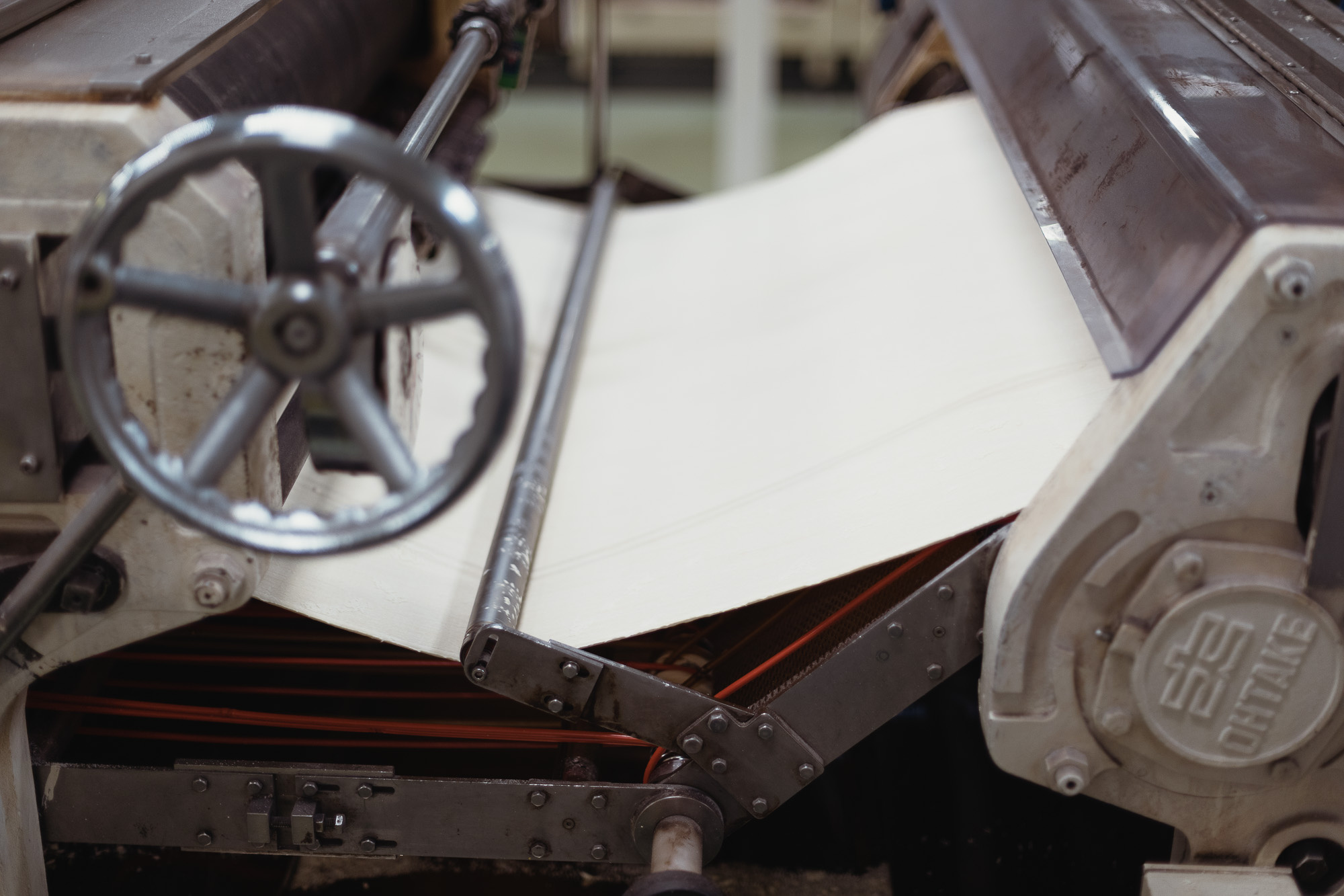 Тесто для лапши раскатывают до толщины в 1 миллиметр Тесто для лапши раскатывают до толщины в 1 миллиметр