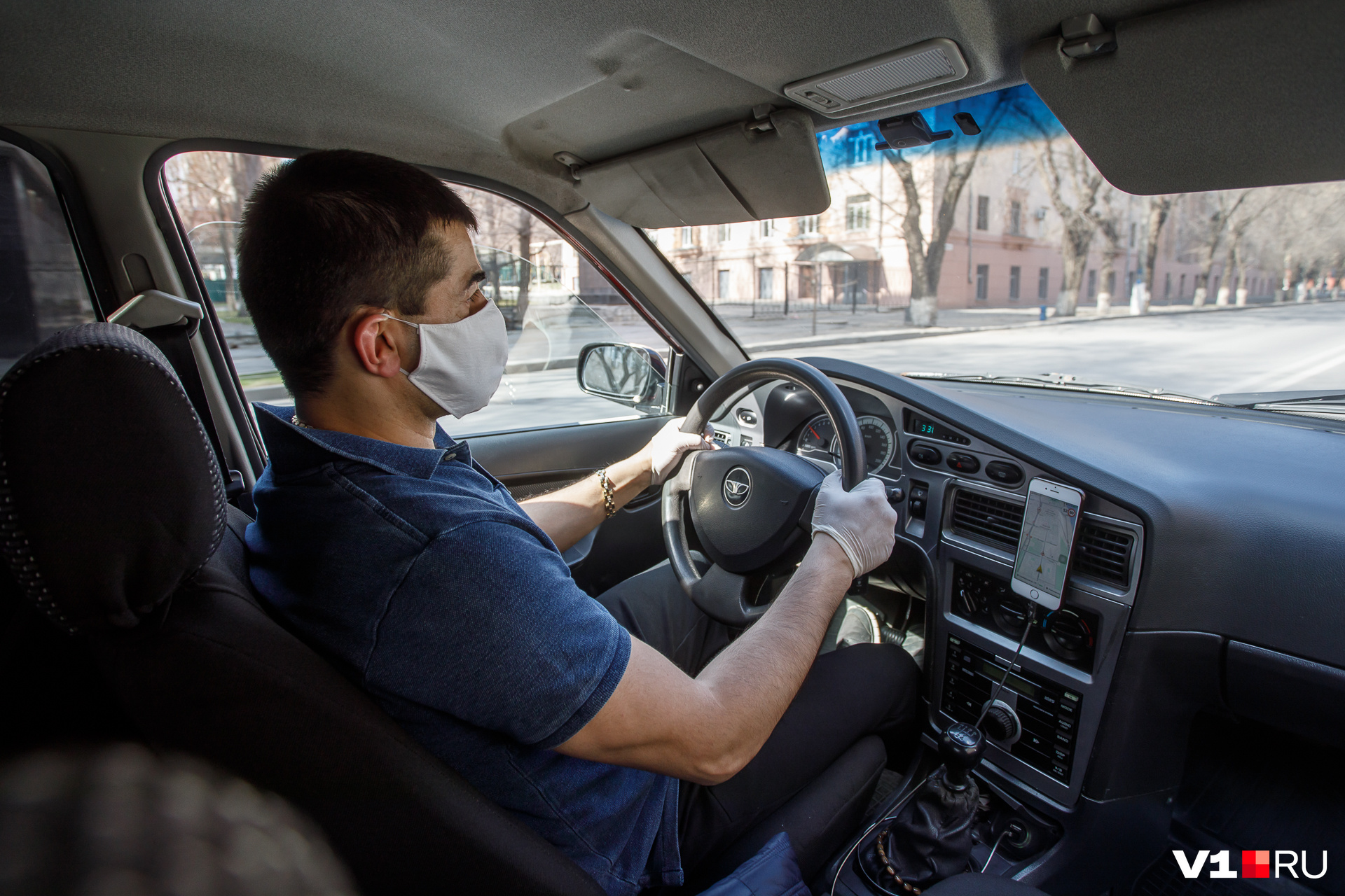 Диагностика машин в таксопарке показала. Водитель в салоне автомобиля. Салон машины водителя. Салон авто таксиста. Таксист за рулем.