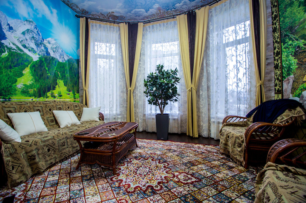 Хозяева дома разместили картины не только на потолке, но и в более традиционных местах