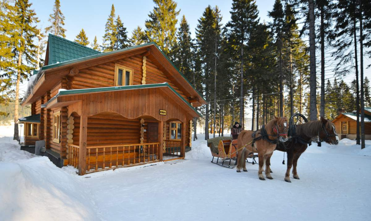 На территории «Русской усадьбы» размещены восемь домов для отдыхающих