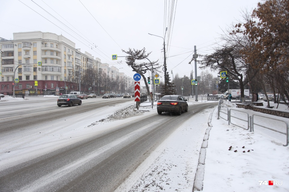 Автомобилисты против пробок. А пешеходам, чтобы преодолеть улицу Красную при прогулке по проспекту Ленина, приходится дважды постоять на светофорах