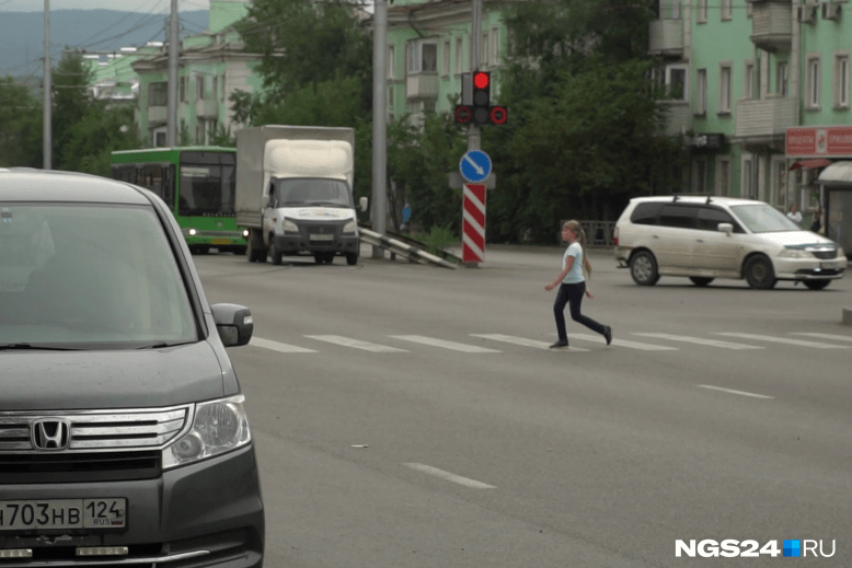 На Мичурина — Московской водители часто едут на красный, а пешеходы невнимательны 