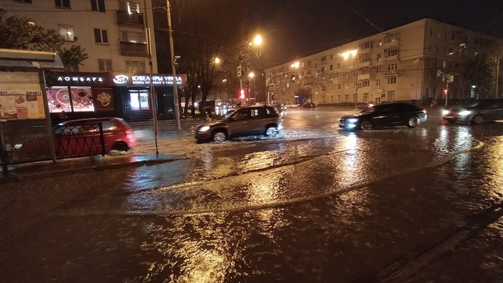 Машины плывут, а не едут: видеоподборка самых мокрых кадров с улиц Екатеринбурга