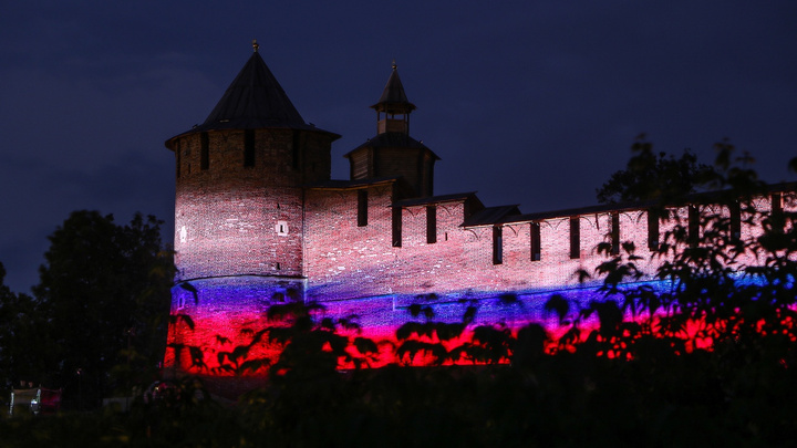 Нижегородский кремль подсветили ко Дню России. Делимся красочными фото