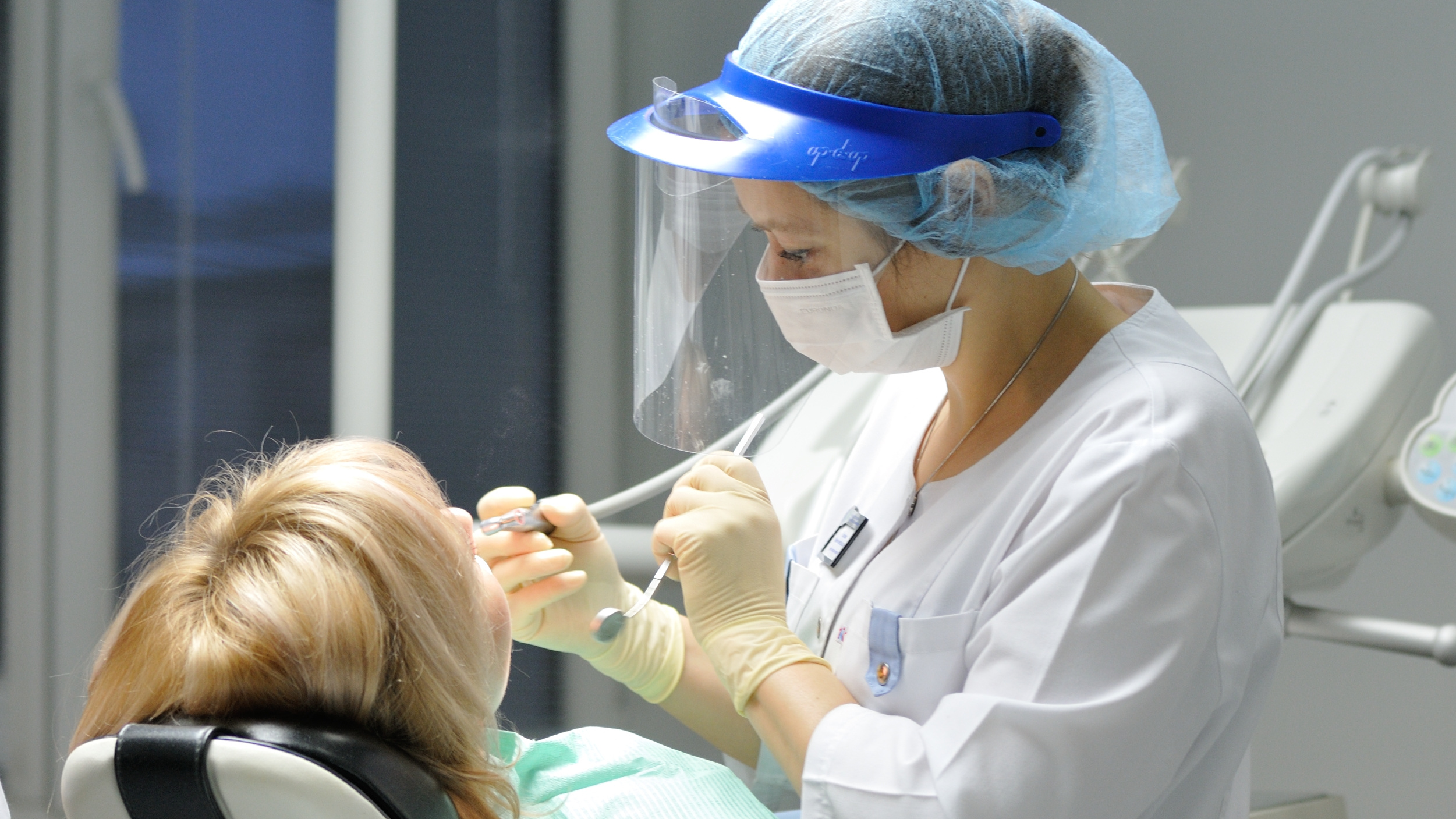 «Оценили риски и сразу закрылись»: главврач частной стоматологии — о том, как пережить пандемию