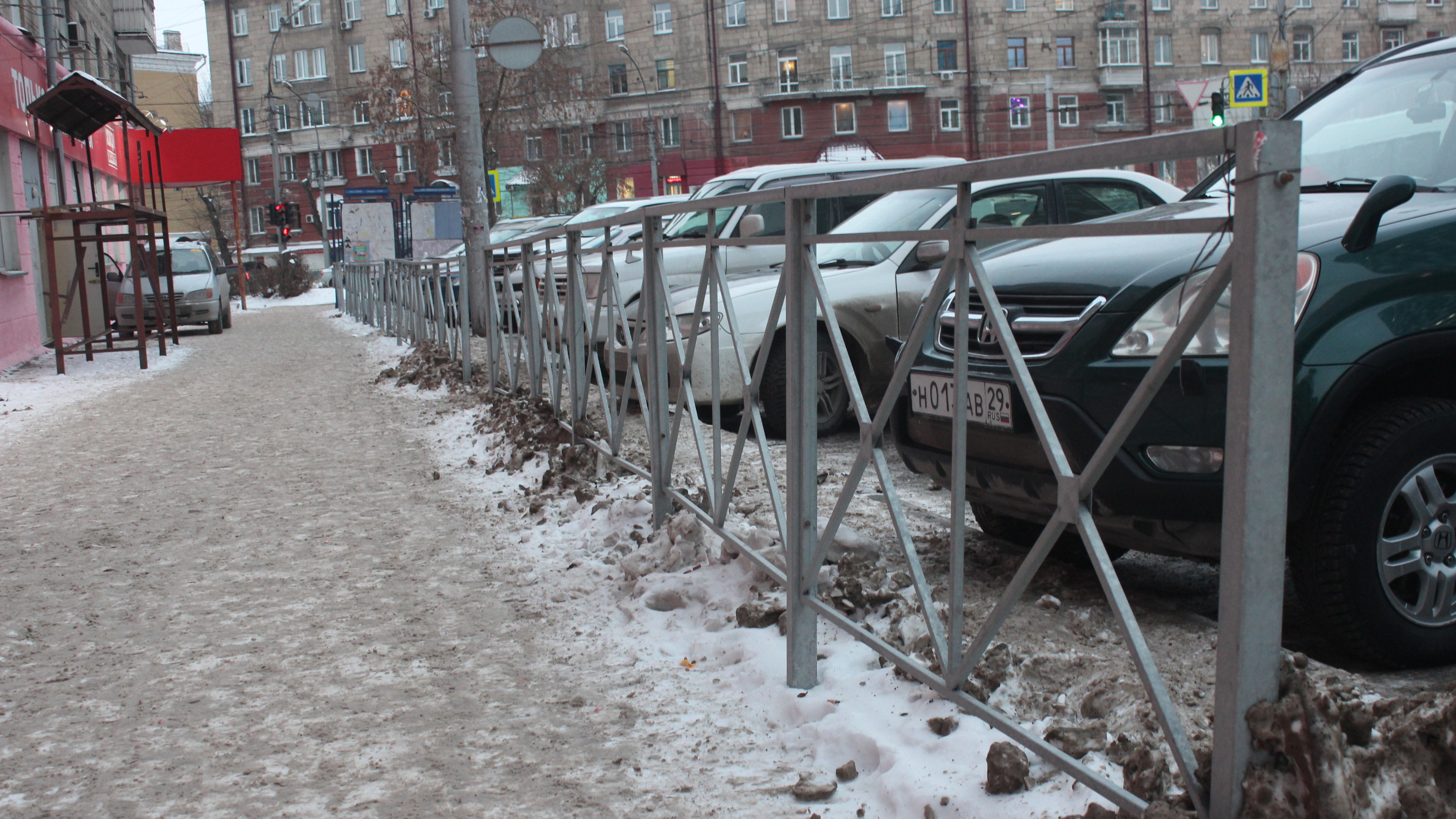 Ограждение тротуара. Дорожный барьер. Дорожное заграждение. Заборы в Новосибирске.