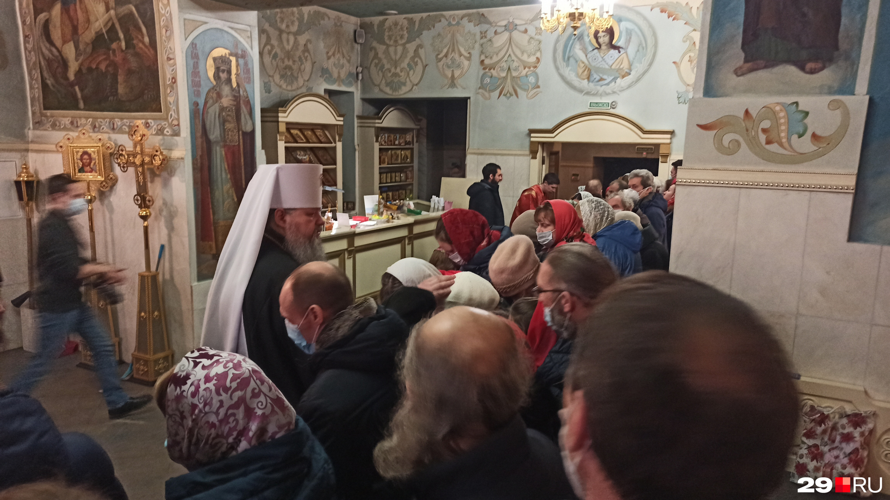 В конце литургии митрополит благословил прихожан