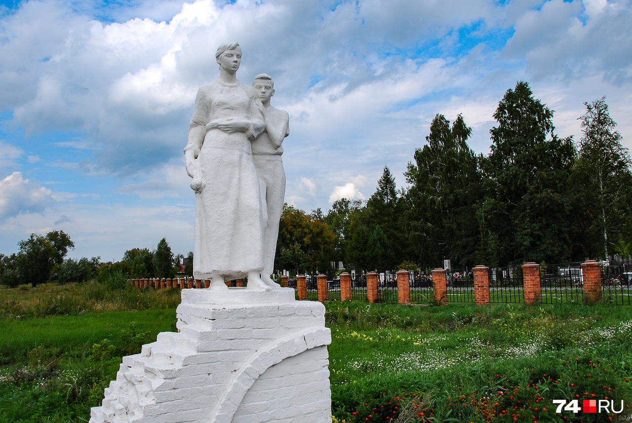 Памятник вдове шахтёра у входа на кладбище