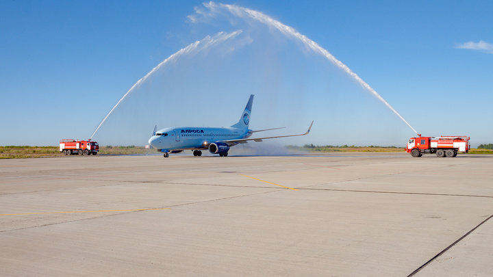 В кемеровском аэропорту впервые устроили водный салют для приземлившегося самолета
