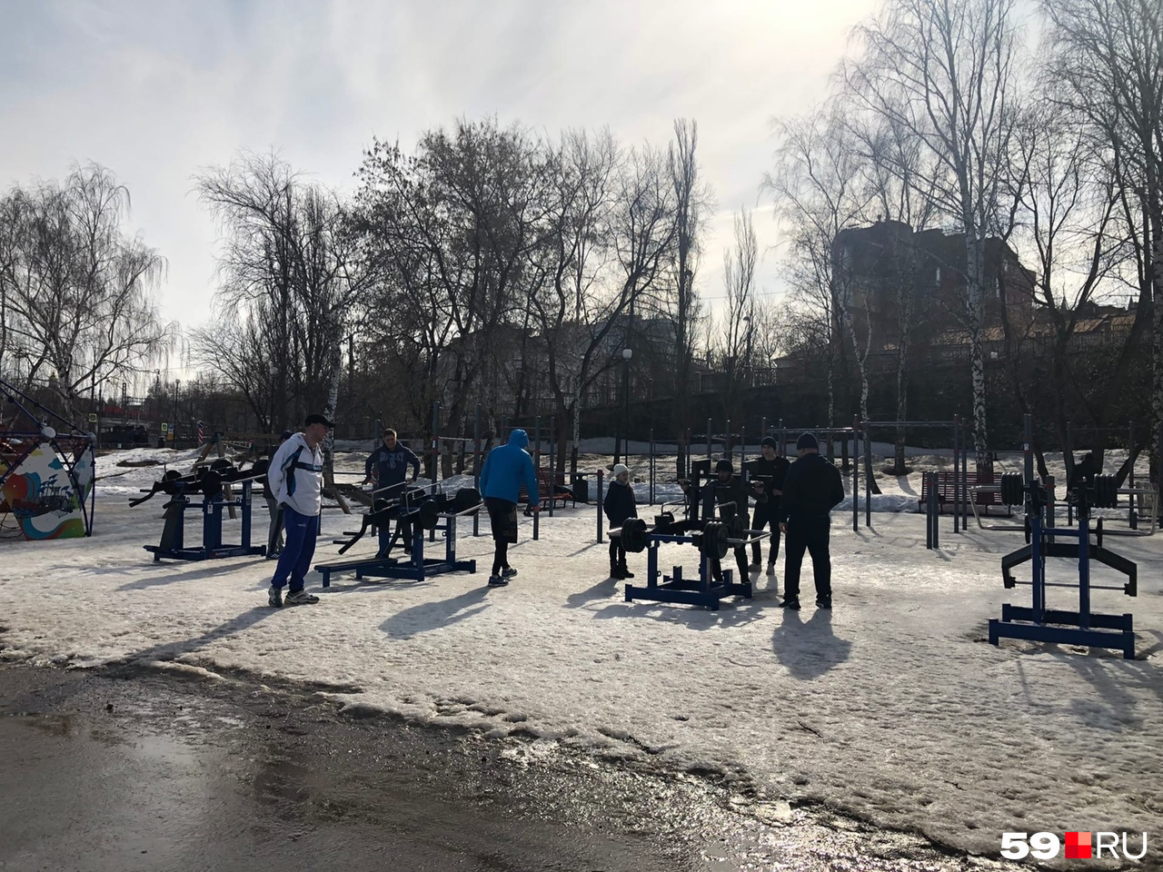 Тренажеры на открытом воздухе пользуются популярностью Тренажеры на открытом воздухе пользуются популярностью