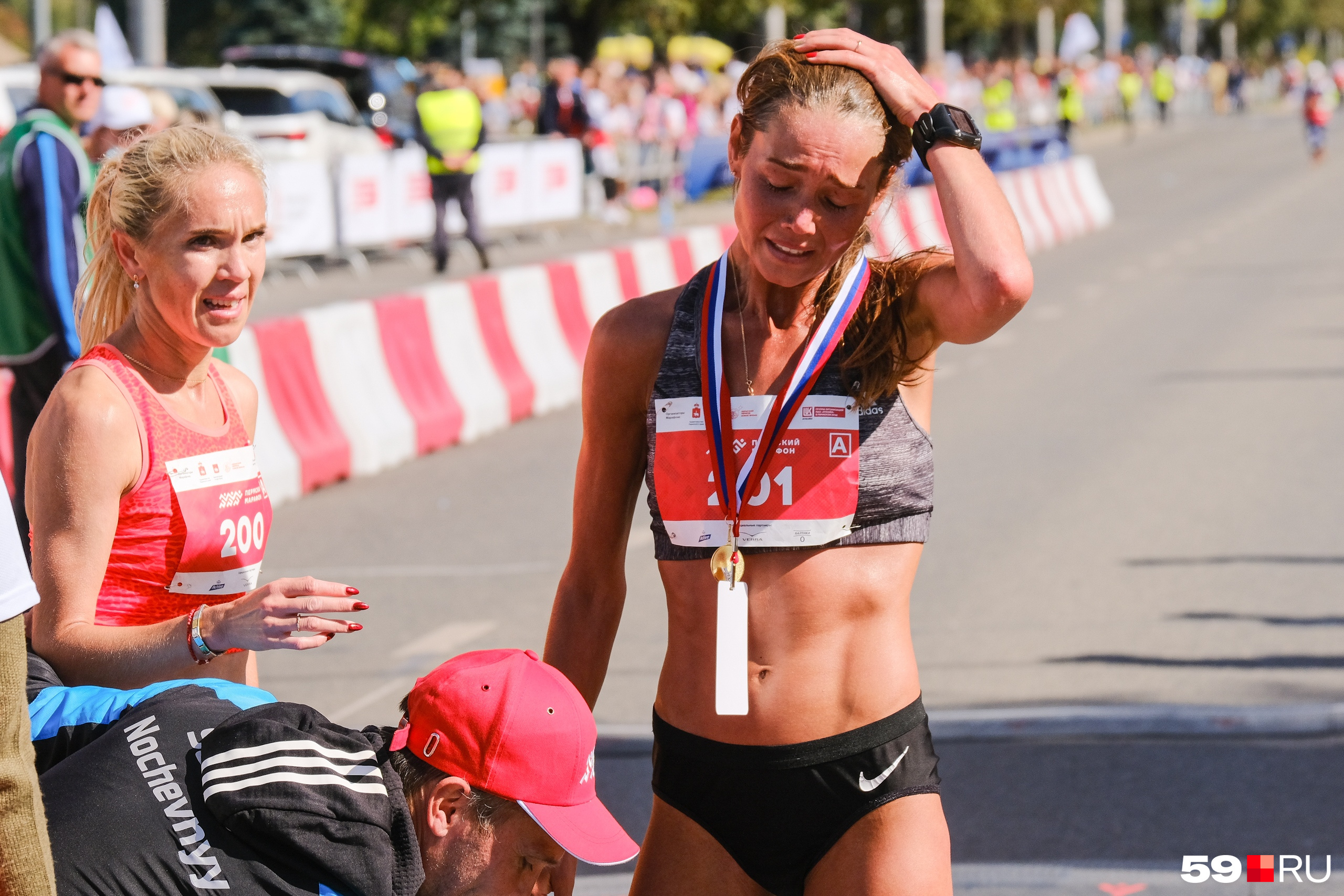 Победительница на дистанции 42 километра Луиза Дмитриева не смогла сдержать слез