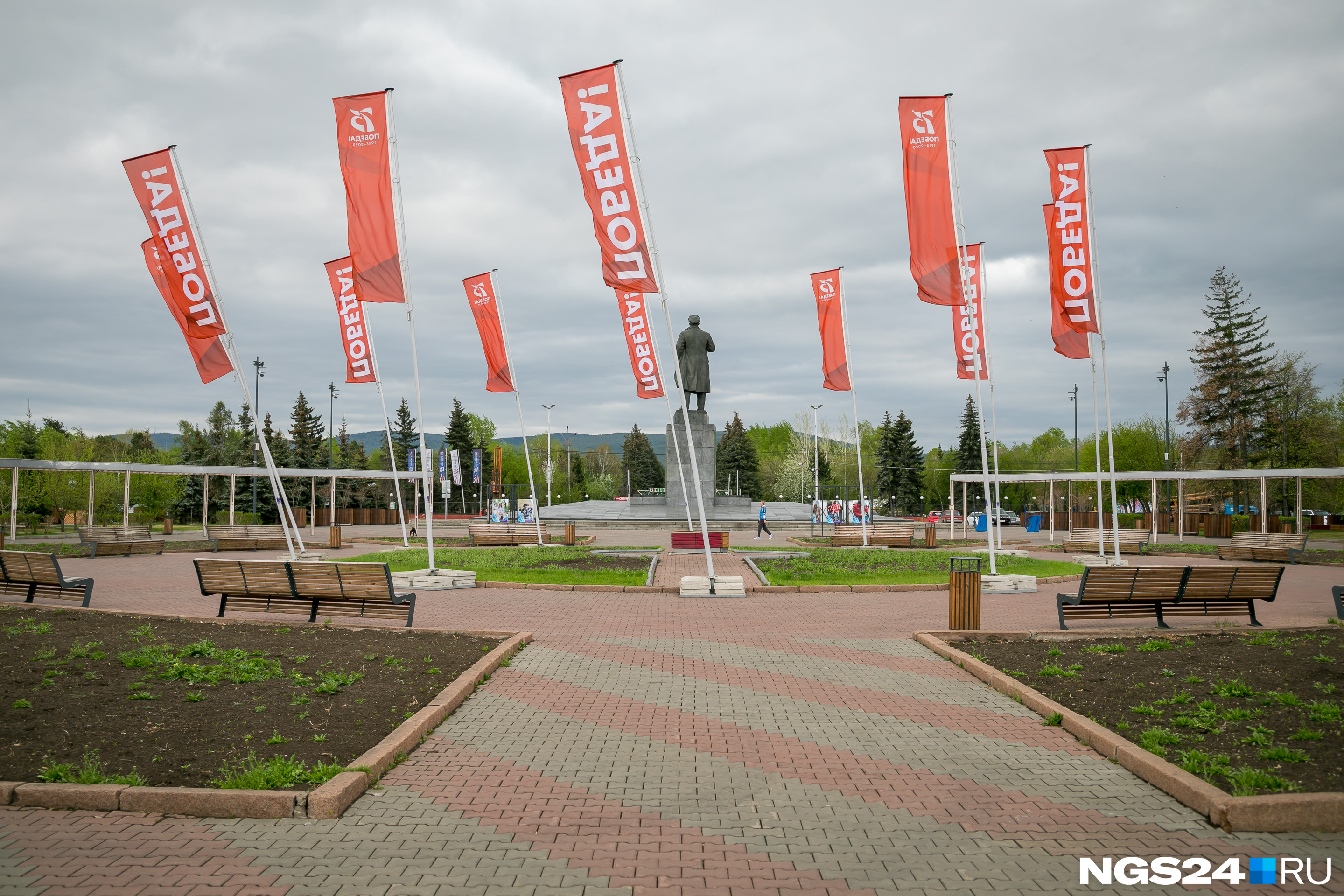 Флаги ко Дню Победы сильно покосились Флаги ко Дню Победы сильно покосились