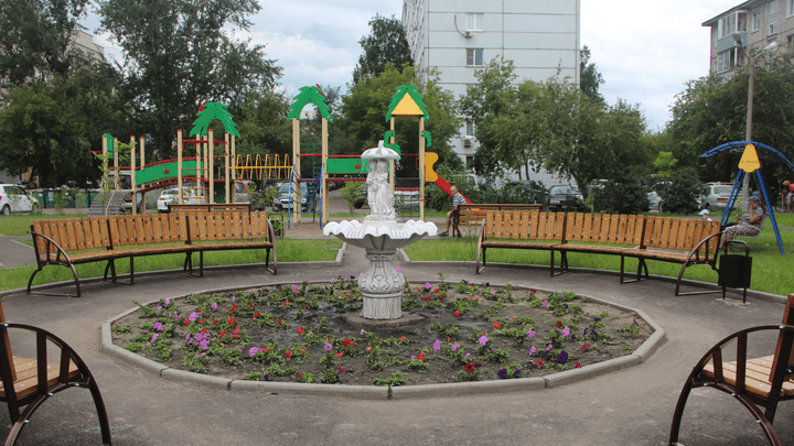 Жители Железнодорожного района установили фонтан во дворе своего дома