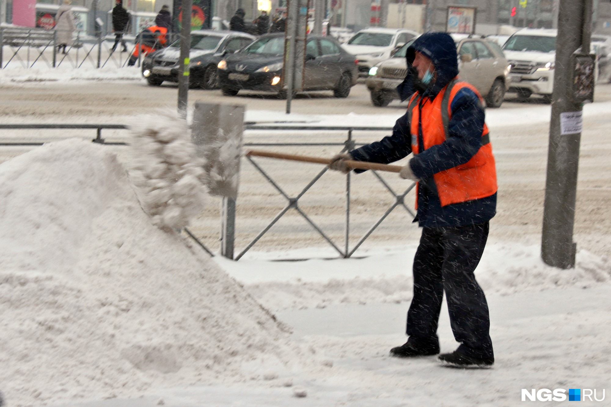 Дворники активно расчищают городские дороги, но снегопад, кажется, и не собирается останавливаться