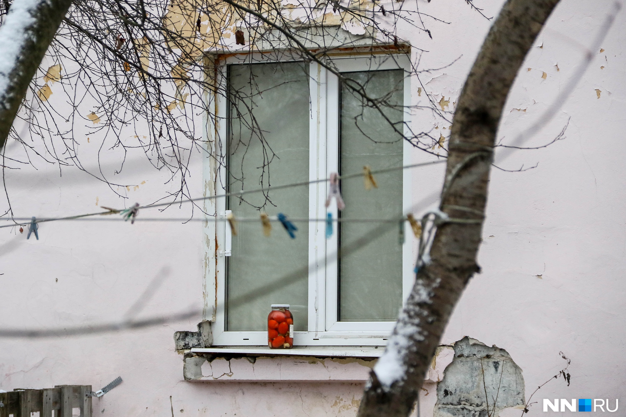 Кто-то хранит банку с соленьями прямо за окошком. На первом этаже Кто-то хранит банку с соленьями прямо за окошком. На первом этаже