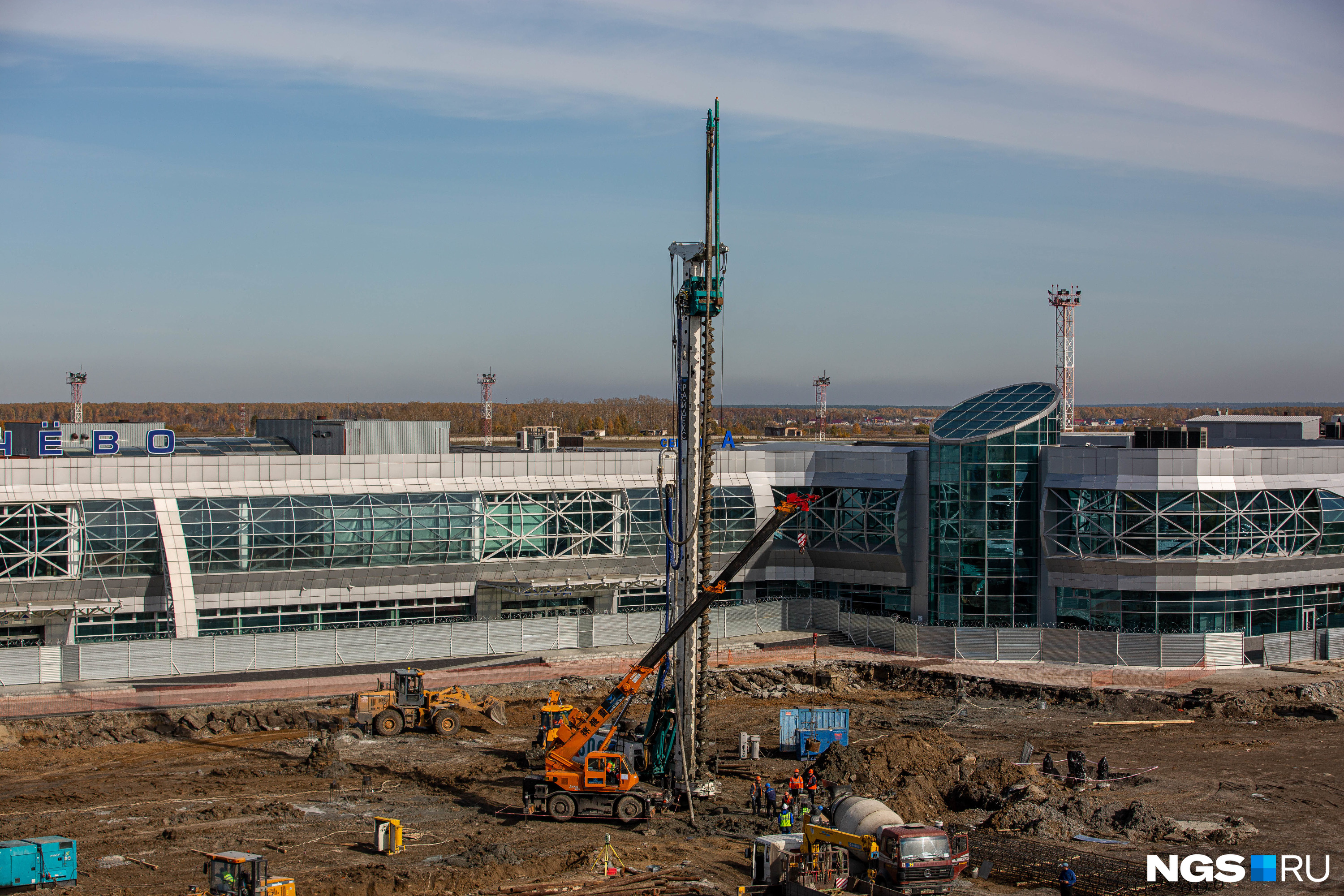 Первую сваю нового терминала в Толмачёво торжественно погрузили 15 сентября 2020 года