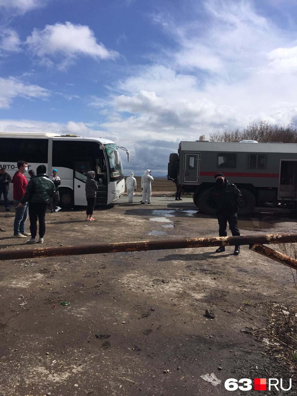 Автобус с туристами сопровождает Росгвардия Автобус с туристами сопровождает Росгвардия