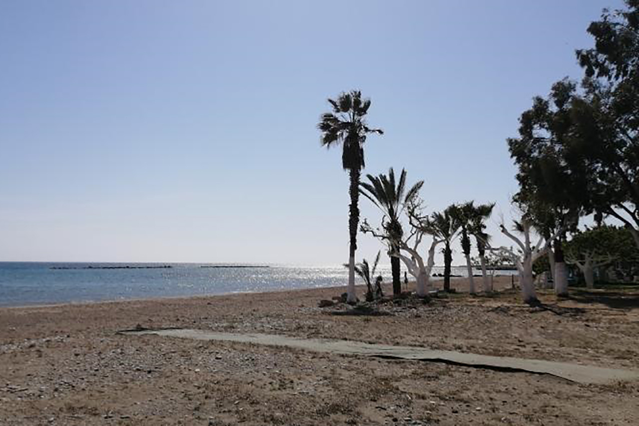 Целых два часа в день на Кипре ты можешь потратить на выход из дома по личным делам, но только с эсэмэской в мобильнике