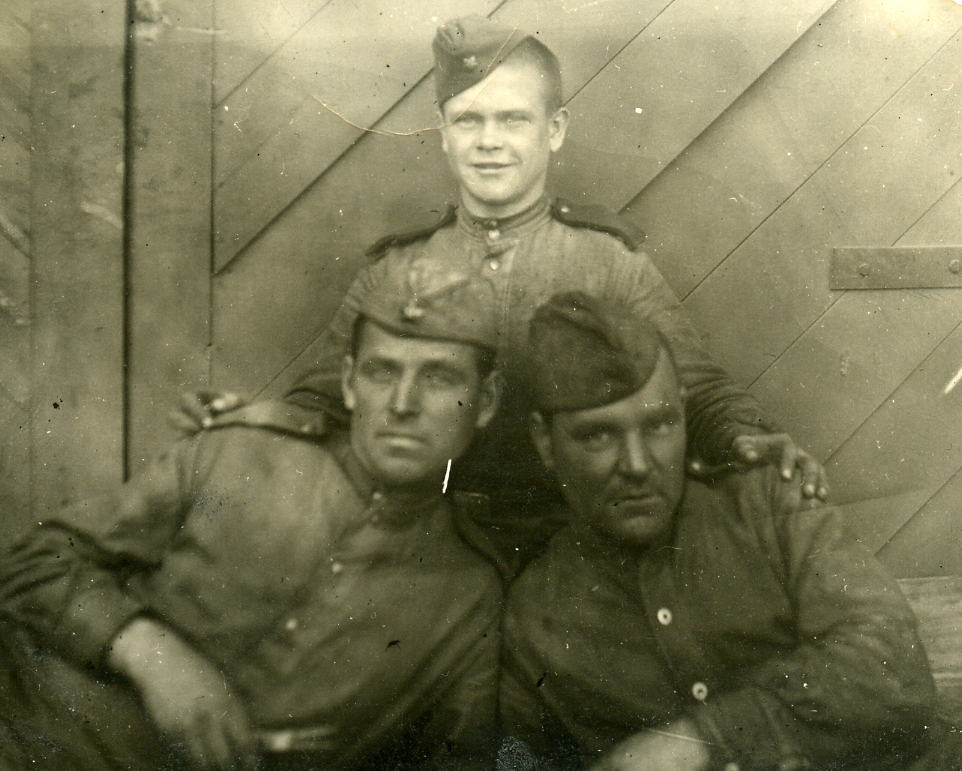 Фото сделано в Харбине 15 ноября 1948 года. Лев Панчетовский (стоит) со своими товарищами Федором Савкиным и Стефаном Митиным
