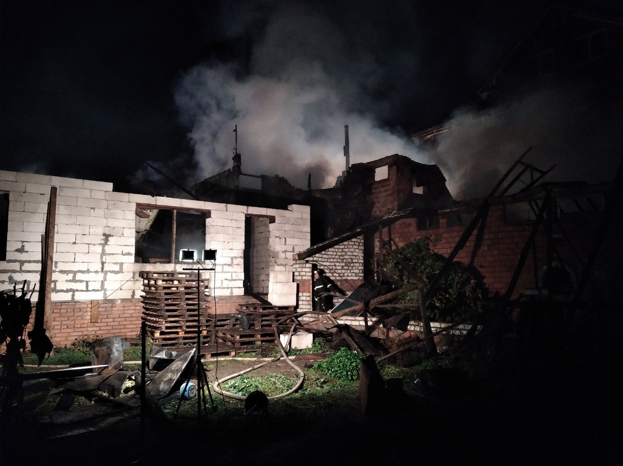 Полностью ликвидировали возгорание только к 04:12 Полностью ликвидировали возгорание только к 04:12