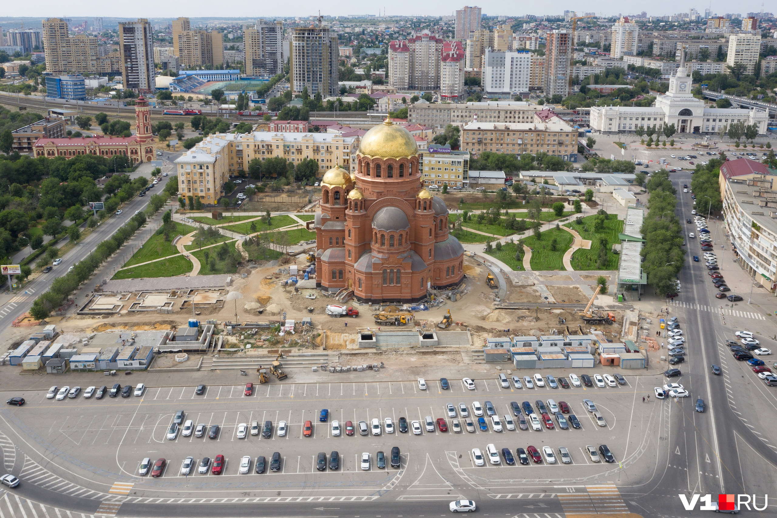 Храм в Волгограде на площади. Площадь павших борцов Церковь. Площадь павших борцов Волгоград. Храм на площади павших борцов в Волгограде шоу.