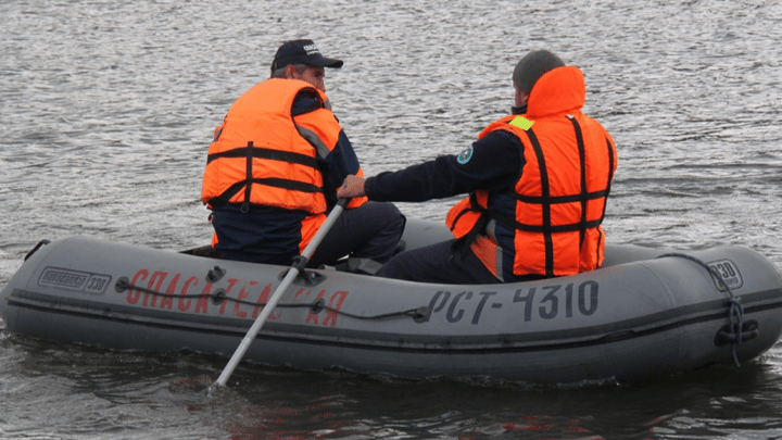 «Хотели испытать новый мотор»: спасатели вытащили из ледяной ловушки двух рыбаков
