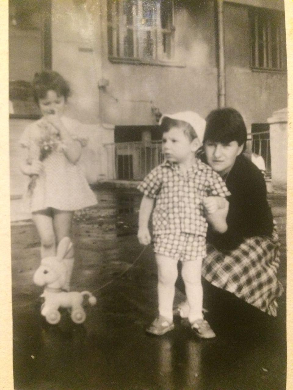 Екатеринбурженка Ольга на этом фото совсем малышка — ее семья на фоне дома, который считают «родовым гнездом»