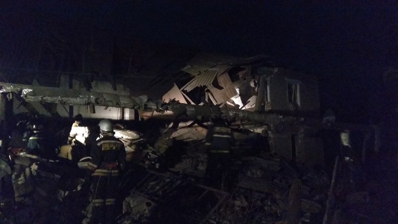 Как сообщили в ГУ МЧС по Нижегородской области, всего в разборе завалов участвовали 183 человека, 34 единица техники<br>