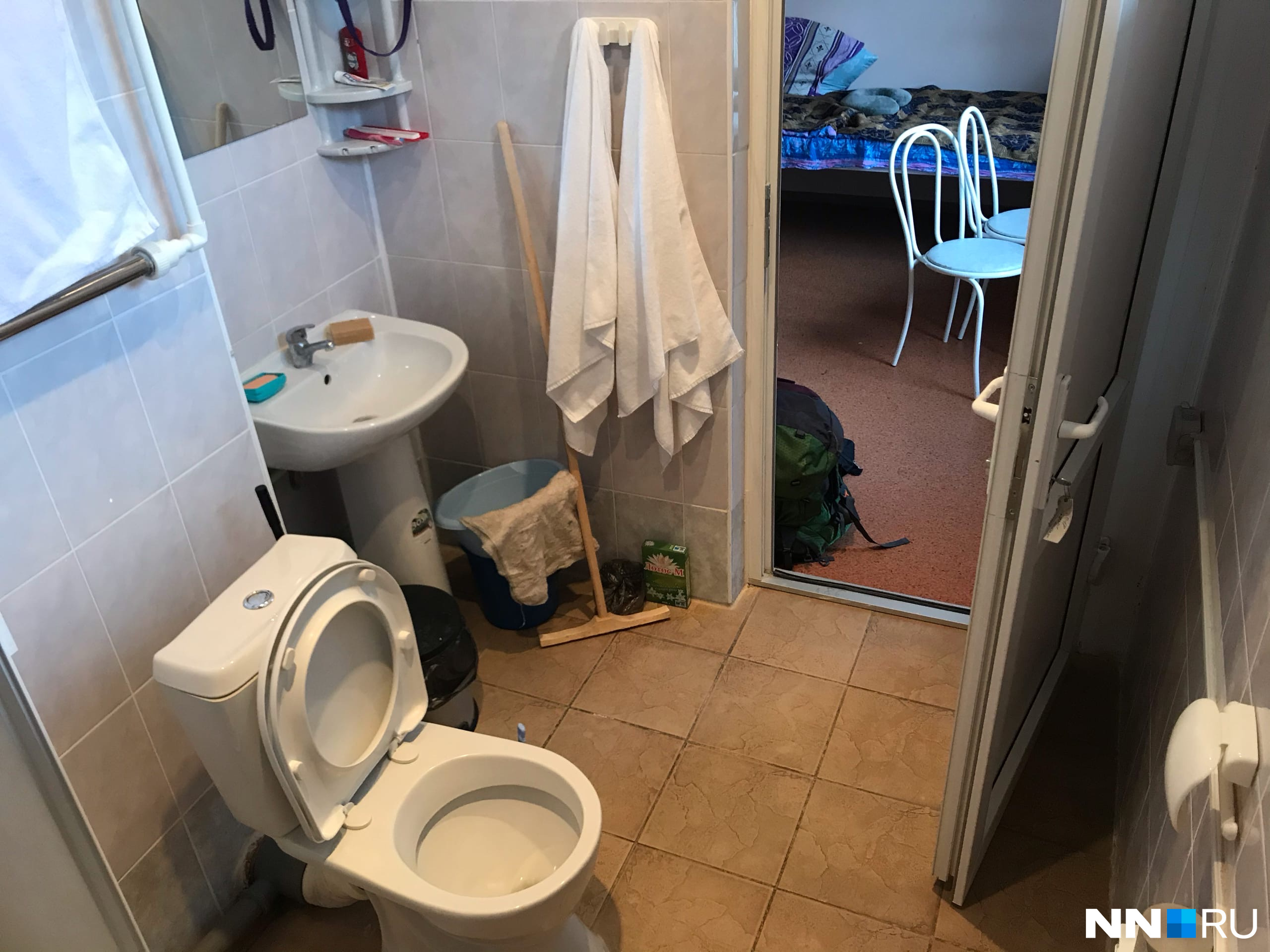 Туалет и душ находятся прямо в комнате, чтобы люди никуда из неё не выходили