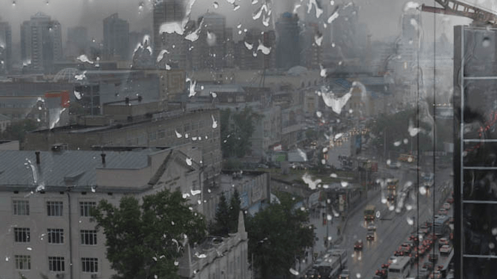 Дождь на улице и в комнате: в Екатеринбурге многоэтажку затопило из-за дырявой крыши