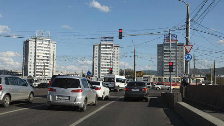 Водители жалуются на пробки в районе Предмостной из-за нового светофора
